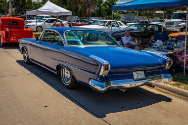 Des Moines, IA - 2 Temmuz 2022: 1964 Dodge Custom 880 Hardtop Coupe 'nin yüksek perspektifli arka köşe görüntüsü.