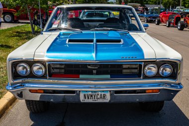 Des Moines, IA - Temmuz 02, 2022: 1970 AMC Rebel Machine Hardtop Coupe 'nin yüksek perspektifli ön görüntüsü.