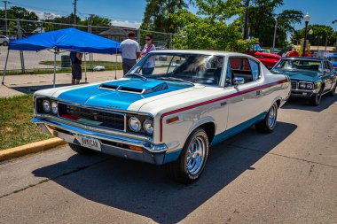 Des Moines, IA - Temmuz 02, 2022: 1970 AMC Rebel Machine Hardtop Coupe yerel bir araba fuarında yüksek perspektifli ön köşe görüntüsü.