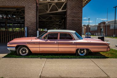 Des Moines, IA - 2 Temmuz 2022: 1962 model Buick LeSabre 4 kapılı bir otomobil fuarının yüksek perspektifli yan görüntüsü.