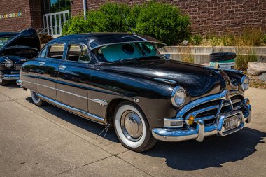 Des Moines, IA - 2 Temmuz 2022: 1951 Hudson Hornet 4 kapılı bir otomobil fuarında yüksek perspektifli ön köşe görüntüsü.
