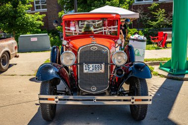 Des Moines, IA - 2 Temmuz 2022: 1931 model bir Ford 'un yerel bir araba fuarındaki yüksek perspektifli ön görüntüsü.