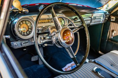 Des Moines, IA - 2 Temmuz 2022: Yerel bir otomobil fuarında 1951 Hudson Hornet 4 kapılı Sedan 'ın detaylı iç görüntüsü.