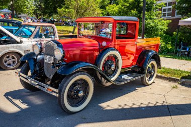 Des Moines, IA - 2 Temmuz 2022: 1931 model bir Ford 'un yerel bir araba fuarındaki yüksek perspektifli ön köşe görüntüsü.