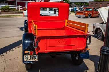 Des Moines, IA - 2 Temmuz 2022: 1931 model bir Ford 'un yerel bir araba fuarındaki yüksek perspektifli dikiz görüntüsü.