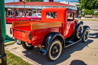 Des Moines, IA - 2 Temmuz 2022: 1931 model bir Ford 'un yerel bir araba fuarındaki yüksek perspektifli arka köşe görüntüsü.