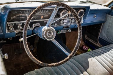 Des Moines, IA - 3 Temmuz 2022: Yerel bir araba fuarında 1965 AMC Klasik Kros İstasyonu Vagonu 'nun yüksek perspektifli detaylı iç görünümü.