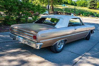 Des Moines, IA - 3 Temmuz 2022: Yerel bir otomobil fuarında Chevrolet Chevelle Malibu 'nun yüksek perspektifli arka köşe görüntüsü.