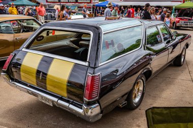 Des Moines, IA - 2 Temmuz 2022: 1970 Oldsmobile 442 Vista Cruiser Station Wagon 'un yüksek perspektifli arka köşe görüntüsü.