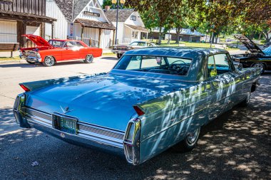 Des Moines, IA - 3 Temmuz 2022: 1964 model bir Cadillac Coupe DeVille 'in yüksek perspektifli arka köşesi.