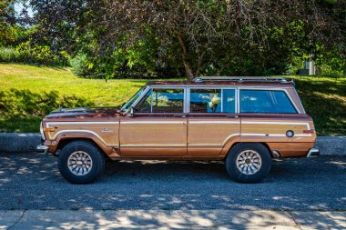 Des Moines, IA - 3 Temmuz 2022: Yerel bir araba fuarında 1986 model bir Jeep Grand Wagoneer 'in yüksek perspektifli yan görüntüsü.