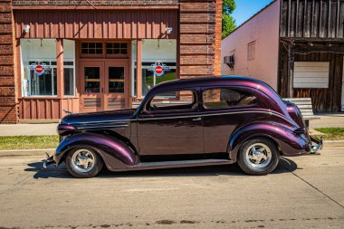 Des Moines, IA - 3 Temmuz 2022: 1937 Dodge Custom 2 Door Sedan otomobil fuarının yüksek perspektifli yan görüntüsü.