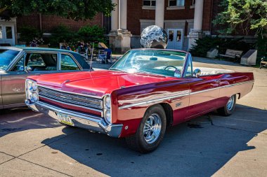 Des Moines, IA - 3 Temmuz 2022: 1968 Plymouth Fury III 'ün yüksek perspektifli ön köşeli görüntüsü Yerel bir araba fuarında.