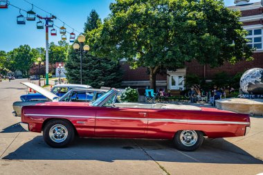Des Moines, IA - 3 Temmuz 2022: 1968 Plymouth Fury III 'ün yüksek perspektifli yan görüntüsü Yerel bir araba fuarında Üstü açılır.