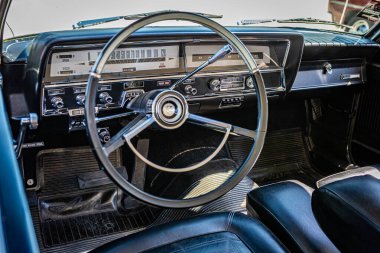 Des Moines, IA - 3 Temmuz 2022: Yerel bir araba fuarında 1966 model bir Rambler Classic 770 Hardtop Coupe 'nin yüksek perspektifli detaylı iç görünümü.