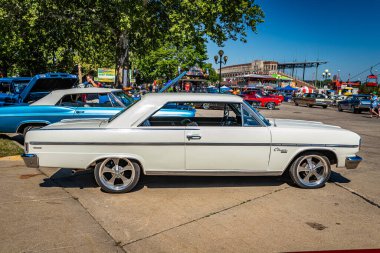 Des Moines, IA - 3 Temmuz 2022: Yerel bir araba fuarında 1966 model bir Rambler Classic 770 Hardtop Coupe 'nin yüksek perspektifli yan görüntüsü.
