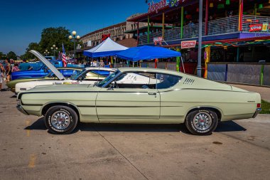 Des Moines, IA - 3 Temmuz 2022: 1968 Ford Torino GT Fastback 'in yerel bir araba fuarında yüksek perspektifli yan görüntüsü.