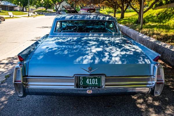 Des Moines July 2022 Πίσω Όψη Υψηλής Προοπτικής Μιας Cadillac — Φωτογραφία Αρχείου