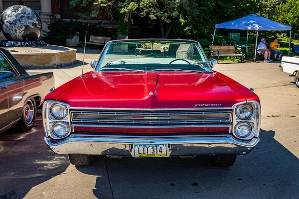 Des Moines July 2022 High View View 1968 Plymouth Fury — 스톡 사진