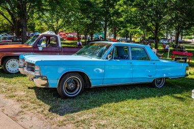 Des Moines, IA - 3 Temmuz 2022: 1967 Chrysler New Yorker Sedan 'ın yerel bir araba fuarında yüksek perspektifli yan görüntüsü.