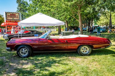 Des Moines, IA - 3 Temmuz 2022: 1971 Buick Centurion Üstü açılabilen bir arabanın yüksek perspektifli yan görüntüsü yerel bir araba fuarında.