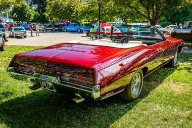 Des Moines, IA - 3 Temmuz 2022: 1971 Buick Centurion Üstü açılabilen bir arabanın yüksek perspektifli arka köşesi yerel bir araba fuarında.