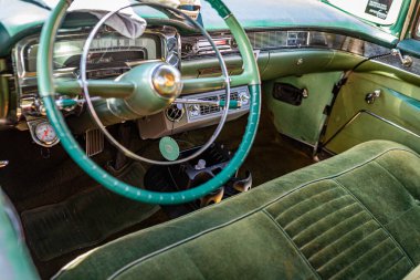 Des Moines, IA - 2 Temmuz 2022: 1955 Cadillac Serisi 62 4 Door Sedan 'ın iç görünümü yerel bir araba fuarında.