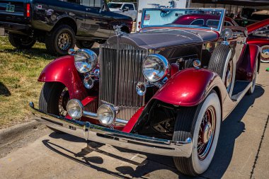 Des Moines, IA - 2 Temmuz 2022: 1933 Packard Super Eight Coupe Roadster 'ın yerel bir araba fuarında ön görüntüsü.