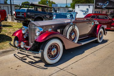 Des Moines, IA - 2 Temmuz 2022: 1933 Packard Super Eight Coupe Roadster 'ın yerel bir araba fuarında yüksek perspektifli ön köşe görüntüsü.