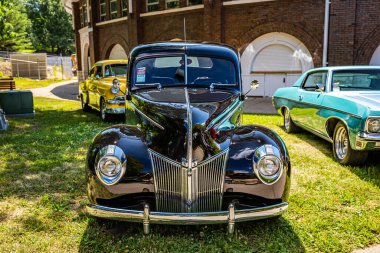 Des Moines, IA - 3 Temmuz 2022: 1940 Ford Standart Coupe 'nin yerel bir araba fuarında yüksek perspektifli ön görüntüsü.