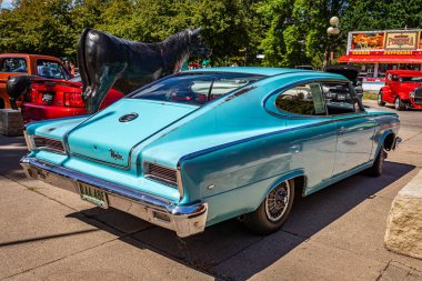 Des Moines, IA - 3 Temmuz 2022: 1966 AMC Serseri Marlin Fastback 'in yüksek perspektifli arka köşe görüntüsü.