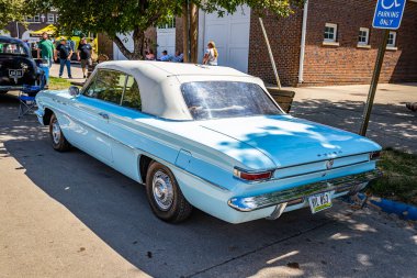 Des Moines, IA - 3 Temmuz 2022: 1962 Buick Special Deluxe Convertible 'in yüksek perspektifli arka köşesi yerel bir araba fuarında.