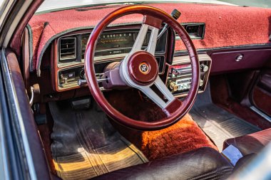 Des Moines, IA - 3 Temmuz 2022: 1979 Chevrolet Malibu İstasyon Vagonu 'nun detaylı iç görüntüsü yerel bir araba fuarında.