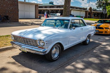 Des Moines, IA - 3 Temmuz 2022: 1963 Chevrolet Nova SS 2 Door Hardtop 'ın yüksek perspektifli ön köşesi.
