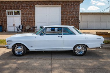 Des Moines, IA - 3 Temmuz 2022: 1963 Chevrolet Nova SS 2 Door Hardtop 'ın yüksek perspektifli yan görüntüsü.