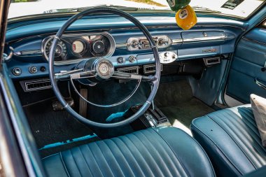 Des Moines, IA - 3 Temmuz 2022: 1963 Chevrolet Nova SS 2 Door Hardtop 'ın iç görünümü yerel bir araba fuarında.