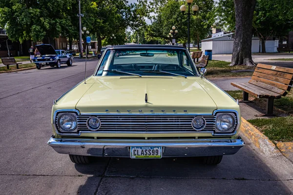 Des Moines July 2022 High View 1966 Plymouth Satellite Hardtop — 스톡 사진