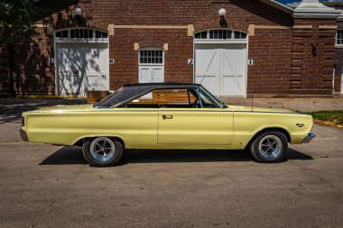 Des Moines, IA - 3 Temmuz 2022: Yerel bir araba fuarında 1966 Plymouth Satellite Hardtop Coupe 'nin yüksek perspektifli yan görüntüsü.