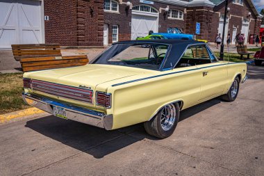 Des Moines, IA - 3 Temmuz 2022: Yerel bir araba fuarında 1966 Plymouth Uydu Üstü Coupe 'nin yüksek perspektifli arka köşe görüntüsü.