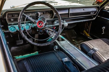 Des Moines, IA - 3 Temmuz 2022: Yerel bir otomobil fuarında 1966 Plymouth Uydu Uydu Coupe 'nin yüksek perspektifli detaylı iç görünümü.