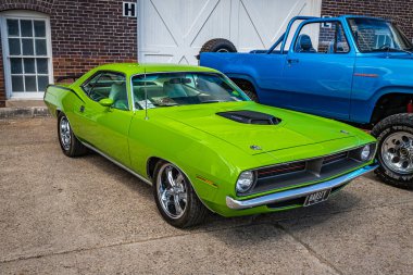Des Moines, IA - 3 Temmuz 2022: 1970 Plymouth Hemi Cuda Hardtop Coupe yerel bir araba fuarında yüksek perspektifli ön köşe görüntüsü.