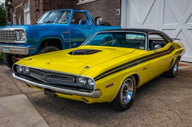 Des Moines, IA - 3 Temmuz 2022: Yerel bir araba fuarında 1971 Dodge Challenger RT Hardtop Coupe 'nin yüksek perspektifli ön köşe görüntüsü.
