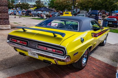 Des Moines, IA - 3 Temmuz 2022: 1971 Dodge Challenger RT Hardtop Coupe 'nin yüksek perspektifli arka köşesi.
