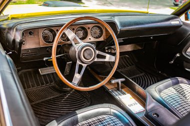 Des Moines, IA - 3 Temmuz 2022: Yerel bir araba fuarında 1971 Dodge Challenger RT Hardtop Coupe 'nin yüksek perspektifli iç görünümü.