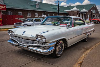 Des Moines, IA - 3 Temmuz 2022: 1960 Dodge Dart Phoenix 2 Door Hardtop yerel bir araba fuarında yüksek perspektifli ön köşe görüntüsü.