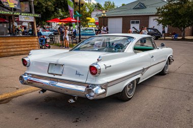 Des Moines, IA - 3 Temmuz 2022: 1960 Dodge Dart Phoenix 2 Door Hardtop yerel bir araba fuarının yüksek perspektifli arka köşesi.