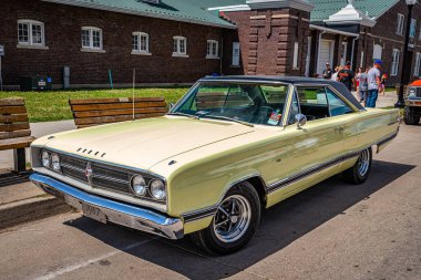 Des Moines, IA - 3 Temmuz 2022: 1967 Dodge Coronet 500 2 Door Hardtop 'ın yüksek perspektifli ön köşesi yerel bir araba fuarında.