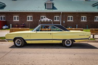 Des Moines, IA - 3 Temmuz 2022: 1967 Dodge Coronet 500 2 Door Hardtop yerel bir araba fuarında yüksek perspektifli yan görünüm.