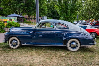 Des Moines, IA - 3 Temmuz 2022: Yerel bir araba fuarında 1941 Oldsmobile 60 Club Coupe 'nin yüksek perspektifli yan görüntüsü.