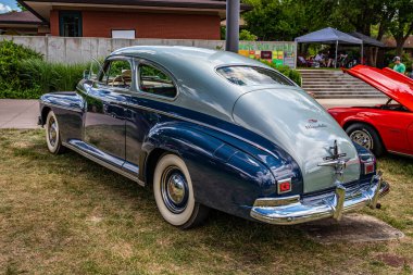 Des Moines, IA - 3 Temmuz 2022: Yerel bir araba fuarında 1941 Oldsmobile Serisi 60 Club Coupe 'nin yüksek perspektifli arka köşe görüntüsü.